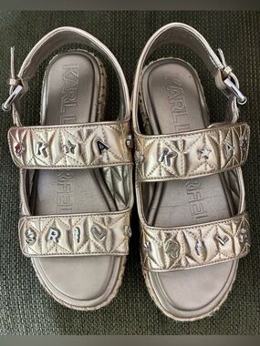 Karl Lagerfeld Sz 6.5
Paris Charlay Almond Toe Flat
Sandals,Metallic